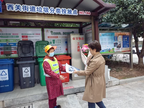 垃圾分類房（點贊！社區(qū)居民給七旬垃圾分類督導(dǎo)員送花）為社區(qū)干部點贊，為社區(qū)領(lǐng)導(dǎo)點贊，(圖1)