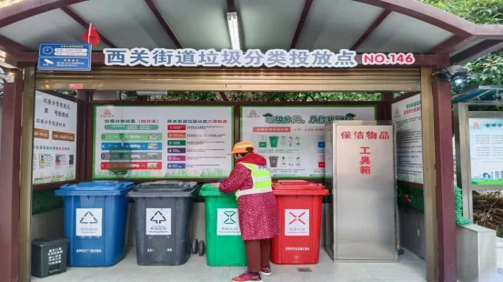 垃圾分類房（點贊！社區(qū)居民給七旬垃圾分類督導(dǎo)員送花）為社區(qū)干部點贊，為社區(qū)領(lǐng)導(dǎo)點贊，(圖2)