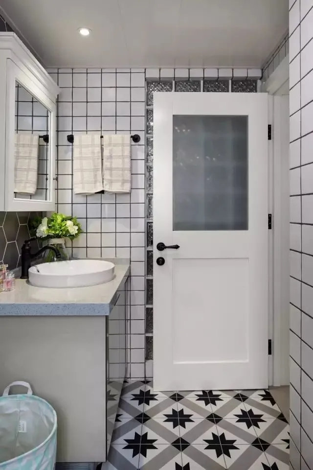 電視背景墻裝修效果圖2020新款隱形門（垃圾分類房）現(xiàn)代簡約風(fēng)格隱形門電視墻效果圖，80平簡約風(fēng)二居室電視墻加隱形門，將兒童房小陽臺(tái)做成粉色小書房，學(xué)到了，(圖4)